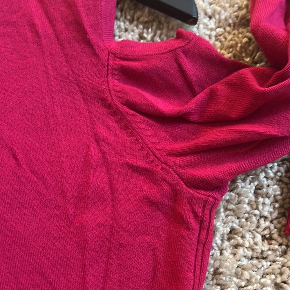 The limited open shoulder sweater fuchsia